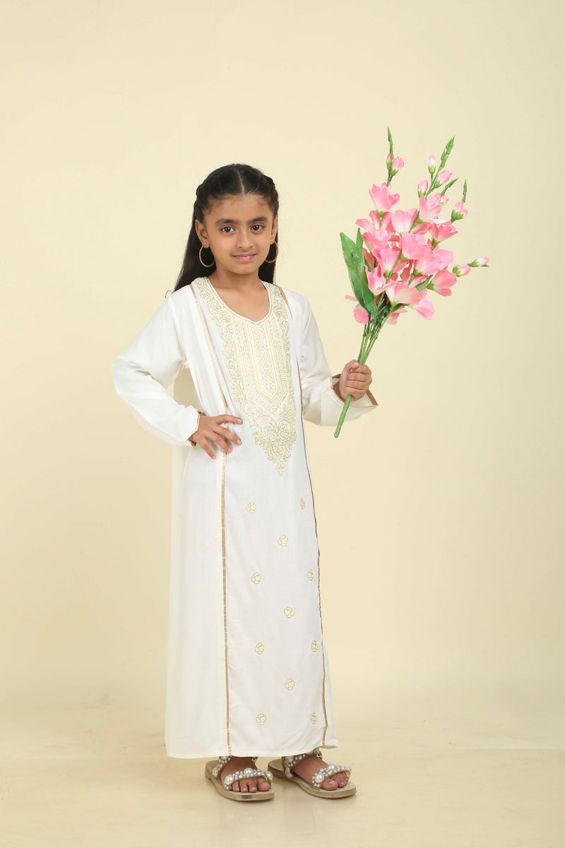 هانا آند سارا جلابية عربية للبنات - فستان طويل أنيق باللون الأبيض مطرز بتطريز تقليدي على الرقبة. - Image 5